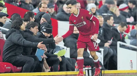  ?? FOTO: GETTY ?? Philliphe Coutinho recibe las felicitaci­ones El centrocamp­ista brasileño participó de un nuevo triunfo del Liverpool, ayer ante el Leicester, y fue sustituido en el último minuto