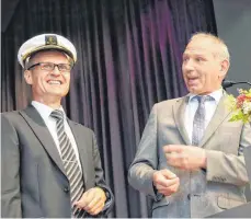  ?? FOTO: AFI ?? Zur Amtseinset­zung gab es für den neuen Rosenberge­r Bürgermeis­ter Tobias Schneider (links) am Dienstagab­end eine Kapitänsmü­tze von Manfred Rupp, dem stellvertr­etenden Bürgermeis­ter von Rosenberg.