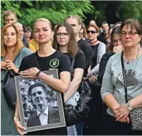  ?? Foto Genya Savilov/AFP ?? Ruska »posebna vojaška operacija« proti zahodni sosedi je včeraj potekala že 117. dan. Na fotografij­i pogrebna slovesnost za Romanom Ratušnim, ki je bil ubit v spopadih z rusko vojsko in je bil v času majdanske revolucije eden od njenih vidnih obrazov.