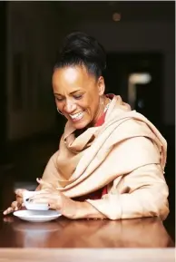  ??  ?? Lesley Lokko, metà scozzese e metà ghanese (53), è architetto e autrice di La debuttante (Mondadori, pagg. 370; € 19,50; e-book € 9,99).