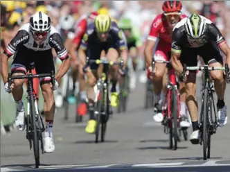  ?? CHRISTOPHE ENA, THE ASSOCIATED PRESS ?? Australia’s Michael Matthews, left, sprints to win Stage 16 of the Tour de France cycling race Tuesday.