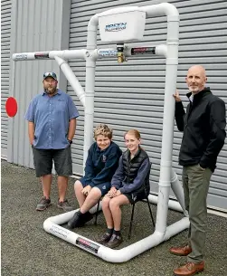  ?? BEJON HASWELL/STUFF ?? From left, Craig Esler, of Breen Plumbing, Cooper Trim, 12, Nellie O’Driscoll, 12, and David Armstrong, Timaru’s Sacred Heart School principal, with the dunking machine made by Breen Plumbing.