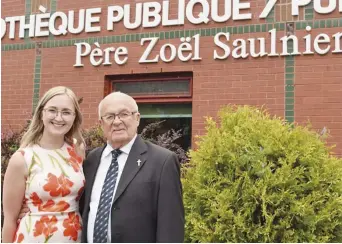  ??  ?? Marie-Claude Gagnon, directrice de la bibliothèq­ue publique Père Zoël Saulnier à Tracadie en compagnie du père Zoël Saulnier. - Acadie Nouvelle: David Caron