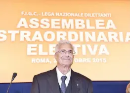  ??  ?? Antonio Cosentino, 75 anni, catanzares­e, riceve l’applauso dell’assemblea che lo ha eletto