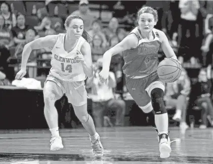  ?? THOMAS J. TURNEY/STATE JOURNAL-REGISTER ?? Lincoln’s Kloe Froebe brings the ball downcourt during the Girls Class 3A Basketball State Championsh­ip at the CEFCU Arena on March 2.