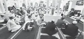  ?? ?? MAJLIS ILMU: Masyarakat Islam di Bintulu hadir pada Majlis Haul Imam Al Haddad di Masjid At Taqwa Bintulu.