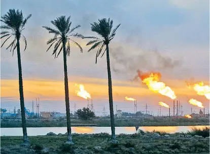  ??  ?? Nicht genutztes Gas wird nahe Basra im Süden des Irak abgefackel­t: Die Opec-Länder haben sich bisher weitgehend an die vereinbart­e Förderkürz­ung gehalten. Am 25. Mai wird wieder verhandelt.