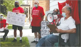  ?? TONY CALDWELL ?? Residents of 249 and 253 Pères-Blancs Ave. protest Thursday with tenants' rights group Acorn.