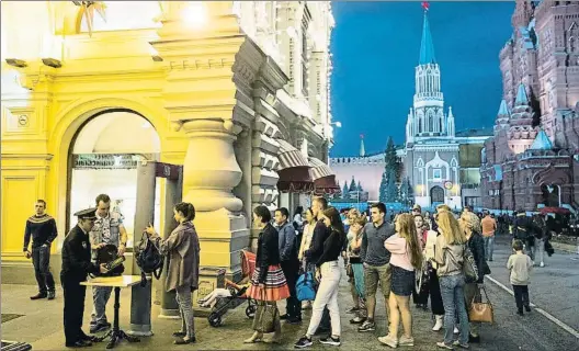  ?? PAVEL GOLOVKIN / AP / ARXIU ?? A la plaça Roja. Controls ala plaça Roja de Moscou després d’una alerta. A baix, Putin amb el conseller delegatde Yandex, Arkady Volozh