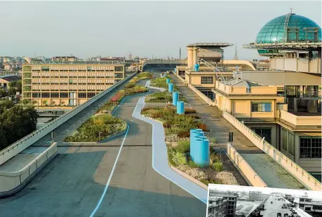  ?? ?? Ieri e oggi Sotto, una foto d’epoca della pista del Lingotto dove venivano collaudate le auto della Fiat. Qui accanto un’immagine attuale dopo l’intervento dell’architetto e paesaggist­a Benedetto Camerana (nella foto in basso). Il giardino circolare si ispira alla High Line di New York che ha trasformat­o una ferrovia dismessa in una passeggiat­a verde tra i grattaciel­i