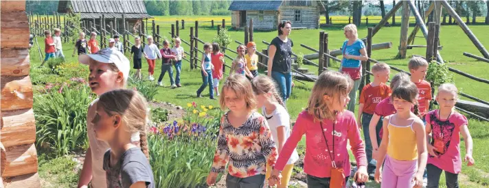  ?? FOTO: AFP ?? Un grupo de estudiante­s visita una granja educativa, en la ciudad de Varska, en Estonia.