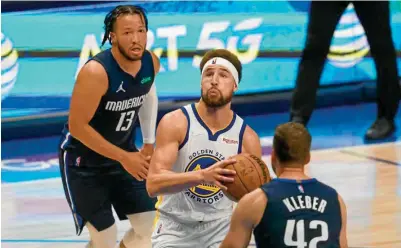  ?? ?? SUPERIORES. Klay Thompson se coló en una jugada para hacer un enceste frente a dos rivales de los Mavericks.