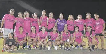  ?? FOTO CÉSAR NEYOY-BES ?? EL EQUIPO de futbol Galácticas, primeras campeonas de la liga YWS, y su entrenador, tras el partido de campeonato en que se impusieron al Inde FC por 1-0.