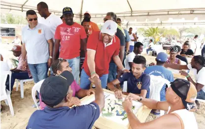  ?? FUENTE EXTERNA ?? El ministro de Deportes Danilo Díaz y el viceminist­ro Soterio Ramírez compartier­on con los vacacionis­tas en el campamento instalado en playa de Macao, provincia La Altagracia.