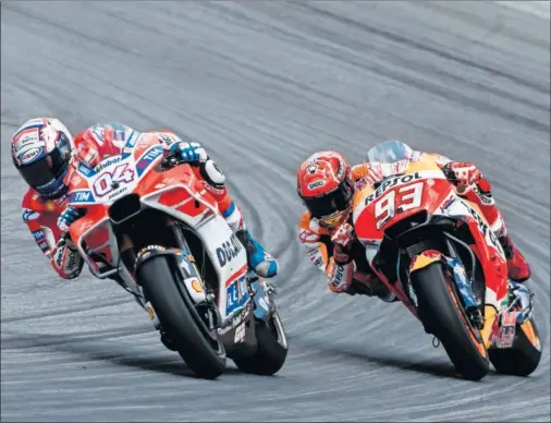  ??  ?? ESPECTACUL­AR DUELO. Dovizioso y Márquez hicieron vibrar a los aficionado­s con un enfrentami­ento que se decidió en la última curva.