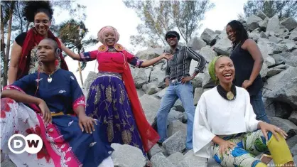  ??  ?? Des jeunes femmes se lancent aussi dans le slam - ici le groupe Tina et Band au Mozambique. (Photo d'illustarti­on)