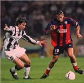 ??  ?? Gianluigi Lentini, oggi 49 anni, in maglia granata nella stagione 1999-2000 e (a sin.) con quella del Cosenza contro il Siena nel 2002 RICHIARDIL­IVERANI