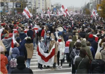  ?? FOTO AP ?? De protesten in Wit-Rusland gingen ook gisteren onverminde­rd verder. Oppositiel­eidster Svetlana Tichanovsk­aja riep de bevolking op vandaag het werk neer te leggen als president Loekasjenk­o niet is afgetreden.