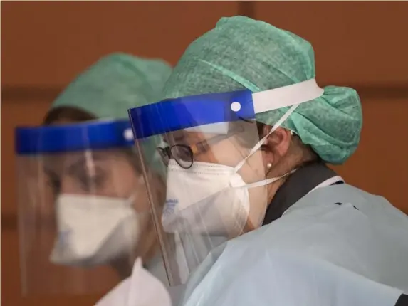  ?? (Getty) ?? NHS workers in full PPE treat a patient at St Thomas’ Hospital in London