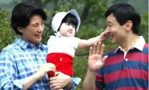  ??  ?? CLOCKWISE FROM TOP LEFT: Newlyweds Naruhito and Masako; the royal couple wave to crowds after their wedding; with their daughter Aiko; Masako with her newborn princess in December 2001; a street parade to honour the royal wedding in 1993.