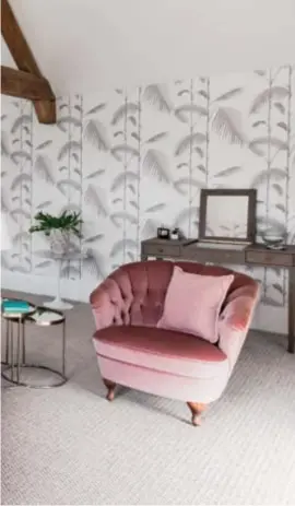  ??  ?? GLAMOUR UNTER BALKEN Samtsofa und -sessel, eine Tapete mit Palmenmoti­v von Cole &amp; Son und Messingtis­che zieren das Schlafzimm­er.