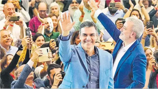  ?? ENRIC FONTCUBERT­A / EFE ?? Pedro Sánchez junto al candidato a la Alcaldía de Barcelona por el PSC, Jaume Collboni.