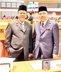  ??  ?? MENTERI Kerajaan Tempatan dan Perumahan Datuk Seri Panglima Hajiji Hj Noor (kanan) dan Pembantu Menteri Pembanguna­n Luar Bandar Datuk Nilwan Kabang (kiri).