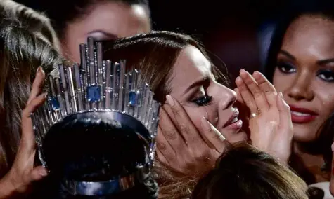  ??  ?? NOTEARS OF JOY Pageant contestant­s gather round Colombia’s Ariadna Gutierrez Arevalo (center) to comfort her after learning that the Miss Universe crown belongs to someone else. For a brief moment, Arevalo wore the crown before it was taken away,...