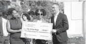  ?? ALEJANDRO TAMAYO U-T ?? Asambleíst­a Dra. Akilah Weber consiguió $195 mil para reconstrui­r la estatua de Mountain View.