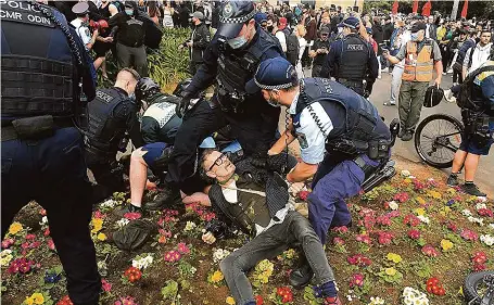  ?? FOTO REUTERS ?? Tvrdý zásah. Policie v Sydney ostře zakročila proti odmítačům vládních opatření již na konci července při protestech. Nyní jí pomůže i armáda.