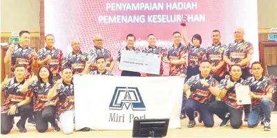  ?? ?? TAHNIAH: Lee bergambar dengan pasukan juara Lembaga Pelabuhan Miri.