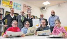  ?? FOTO: ANNE JETHON: ?? Ein Foto aus der Zeit vor für die Zeit nach Corona: Die Schüler der Realschule können dank der AOK täglich den „Heuberger Boten“lesen.