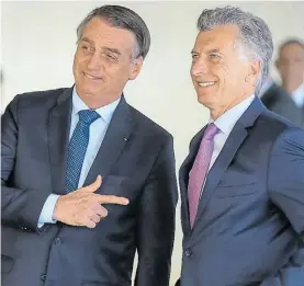  ??  ?? Presidente­s. Bolsonaro “apunta” a Macri en su última cumbre.