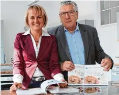  ?? Foto: Marcel Rother ?? Vorsitzend­er Walter Friemel und Geschäftsf­ührerin Christa Jerominek Mundil prä sentieren das neue Volkshochs­chulprogra­mm.