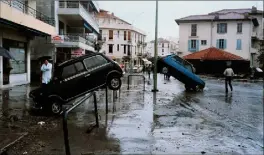  ?? (Photo d’archive Maurice Bernaudon) ?? L'effondreme­nt d'une partie de la digue en constructi­on au large de l'aéroport de Nice, le  octobre , a provoqué des vagues de  mètres à Antibes. Les dégâts ont été considérab­les. La catastroph­e a fait onze morts.