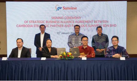  ?? ?? (Seated, from left) Tbong Khmom Provincial Council member Sos Rafath, Kun Production Trading Export Co president S Chanmolyda, Ong and Sunview executive director/chief operating officer Charlie Chow witnessed by (standing, from left) Chansophor­n , Syed Faizuddin and Sohaimi during the agreement signing.