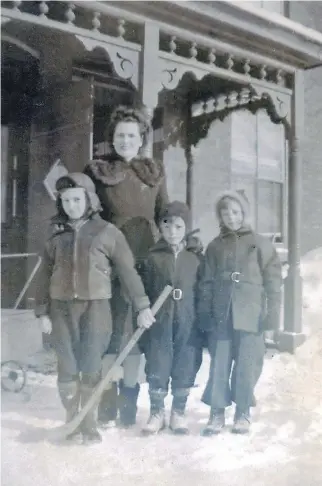  ?? PHOTOS: COURTESY OF LAURA ANDRUSEK ?? Emma Belle Cosenzo with children John, Frankie and Jeanie on Lett Street in LeBreton Flats in 1943.