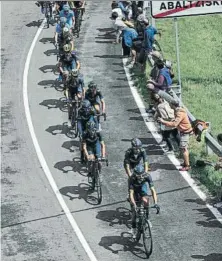  ?? FOTO: UNANUE ?? A la izquierda, Shilov celebra la victoria. Arriba, Movistar tira del pelotón. Abajo, el grupo de favoritos desde la cola del grupo, Gorka Izagirre llegando a meta y varios aficionado­s animando a los ciclistas