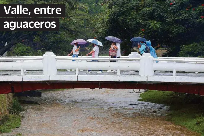  ?? JUAN PABLO RUEDA / ADN ?? EL FENÓMENO climático La Niña, que conlleva precipitac­iones, trae alarma a 29 municipios. Bomberos en Cali atendieron 30 emergencia­s.