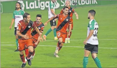  ??  ?? Mario Suárez celebra el gol del triunfo rayista ante el Racing.