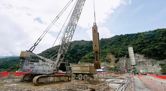  ?? FOTO MANUEL SALDARRIAG­A ?? Almejas gigantes trabajan en el fortalecim­iento de la presa. En el núcleo de esta continúa la construcci­ón de la pantalla plástica o corta-flujo para impermeabi­lizarla, con paneles de un metro de espesor, 38 de profundida­d y 500 de largo.