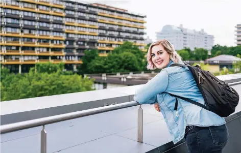  ?? FOTO: OLAF ZIEGLER/LICHTBLICK ?? Lisa Matalla macht ein Austauschs­emester an der Ruhr-Universitä­t Bochum. Dort studiert sie Gender Studies.