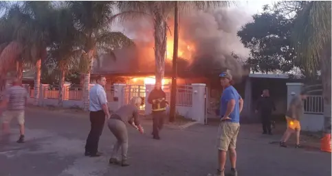  ??  ?? Die huis in ligte laaie net voordat die eerste brandweerw­a op die toneel was. Foto’s verskaf