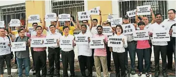  ??  ?? 希盟檳州議員及行動黨­支持者在法庭外聲援彭­文寶。