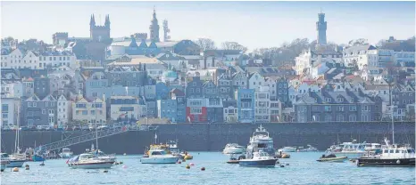  ?? FOTOS: EDGAR NEMSCHOK ?? Blick auf den malerische­n Hafen von St. Peter Port auf der Kanalinsel Guernsey.