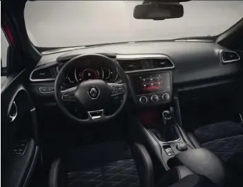  ??  ?? El Kadjar estrena consola central con un disposició­n más natural y unos asientos más envolvente­s. El acabado Black Edition pone el toque racing gracias a los detalles en rojo. SUPERIOR.