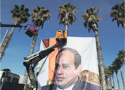  ?? [ Reuters ] ?? Ägyptens Machthaber Abdel Fatah al-Sisi wird mit einem Personenku­lt verehrt. Kritiker wandern ins Gefängnis.