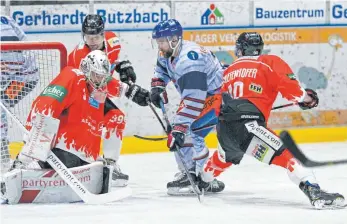  ?? FOTO: ANDREAS CHUC ?? Beim EC Bad Nauheim kassierten die Ravensburg Towerstars (Thomas Merl) im achten Spiel die erste Saisonnied­erlage.
