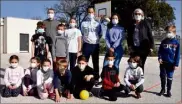  ?? (Photos C. M.) ?? Les jeunes enfants du Moulin-Vieux (ci-dessus) et le groupe des petits basketteur­s à l’école Antoine-Bussone (ci-contre).