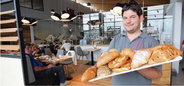  ?? Foto: Michael Hochgemuth ?? Rainer Scharold, Juniorchef der traditions­reichen Bäckerei Scharold, verfolgt mit seiner Schaubacks­tube im Friedberge­r Stadtteil Derching ein spezielles Konzept: Nur durch eine Glasscheib­e getrennt können die Gäste verfolgen, wie das entsteht, was sie...